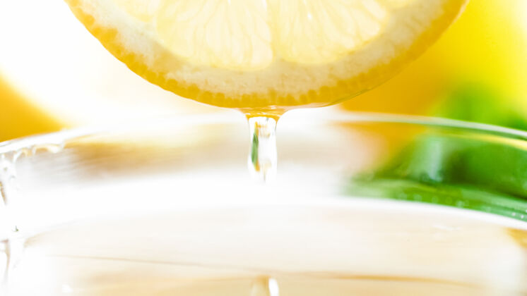 水果从切好的柠檬片上掉下来的蜂蜜滴柑橘柠檬维生素c