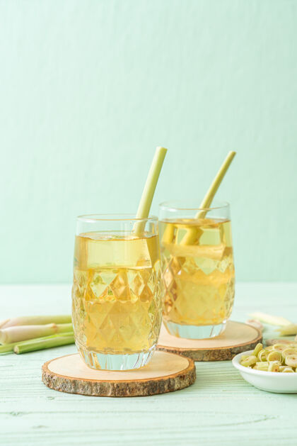 果汁冰柠檬草汁放在木桌上休闲冰泰国
