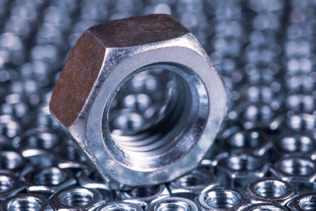 反射特写金属铬一个大螺母维修和备件概念不锈钢大螺丝