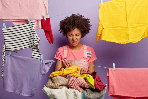 袜子呸 多脏的衣服啊 让黑人女性心烦意乱的是 她们看着一堆要洗的衣服 因为恶臭而皱眉 在晾衣绳旁摆姿势 厌倦了家务和清洁家务责任责任