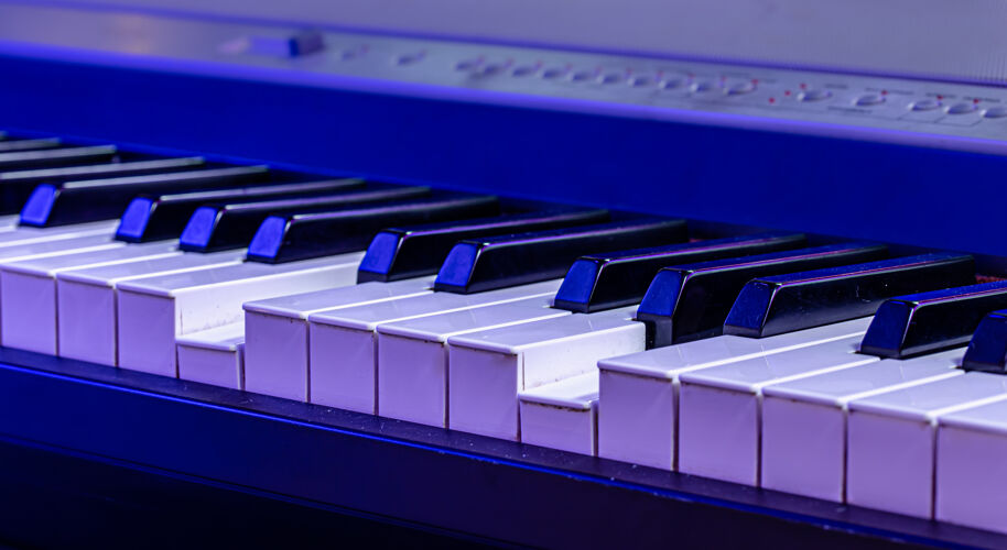 音乐蓝色灯光下的音乐键音乐按下钢琴