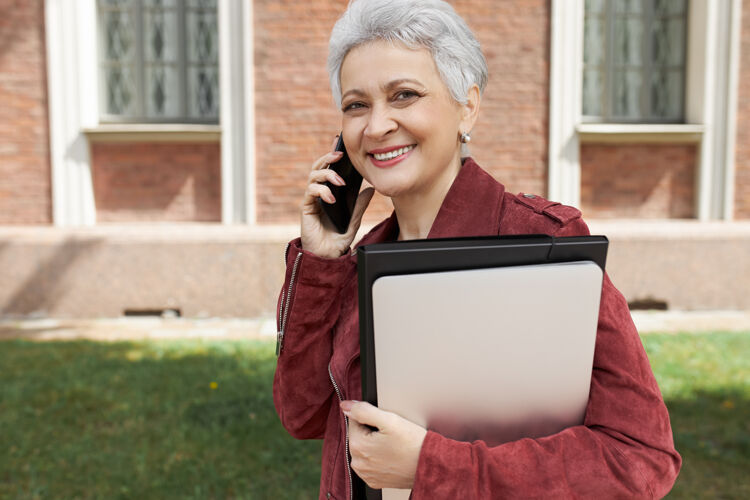 工作人 生活方式 科技和通讯理念快乐时尚的中年商务女士在手机上发言的肖像退休现代女士