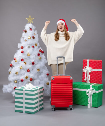 圣诞老人前视图兴奋的女人举起她的手与手提箱手提箱礼物假日
