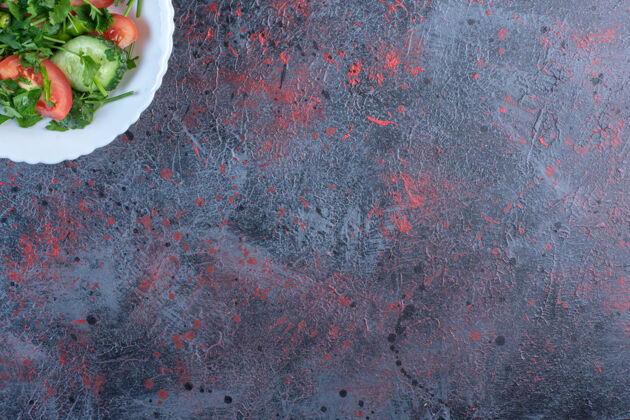 配料羊肉沙拉配欧芹叶放在黑桌子上天然观点切碎