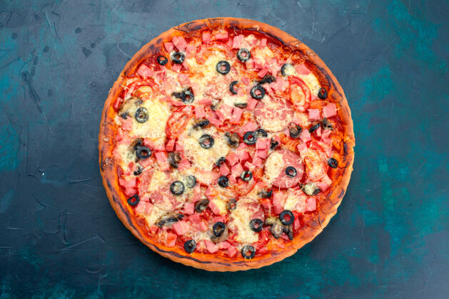 美味俯瞰图蓝色背景上烤着美味的披萨 配上橄榄香肠和奶酪午餐切片美味