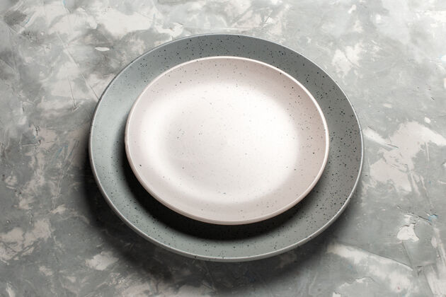 杯子前视图灰色的圆形空盘子 灰色桌子上有白色盘子白色食物饮料