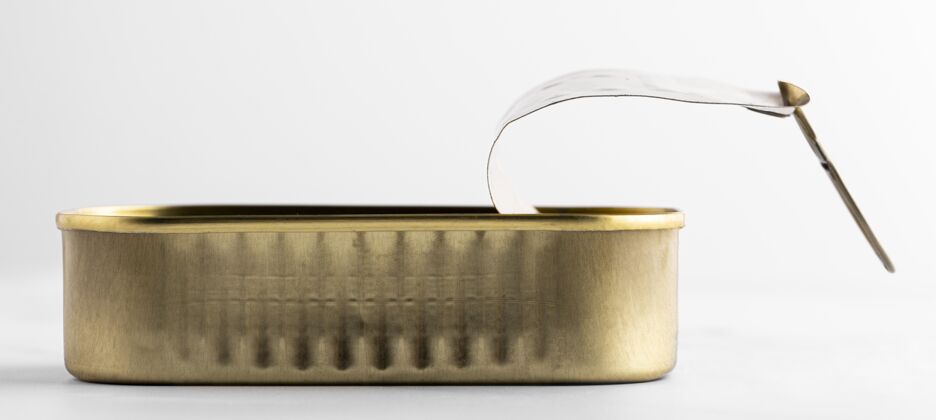 罐装厨房柜台上的金罐正面图保存金属戒指