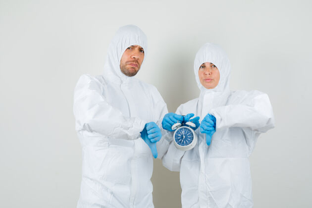 医药两个医生穿着防护服 戴着手套拿着闹钟医生妇女女性