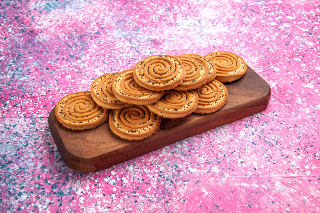 饼干前视图圆形甜饼衬在粉色背景上饼干饼干粉色