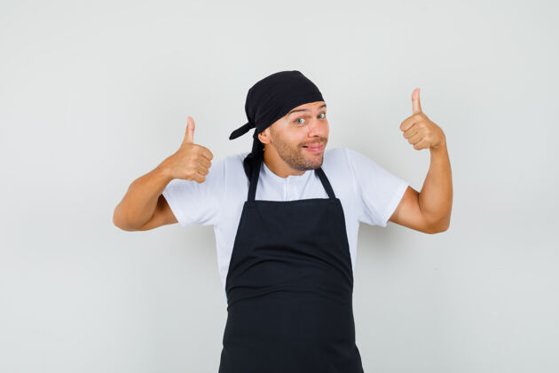 工人面包师穿t恤竖起大拇指工作人面包