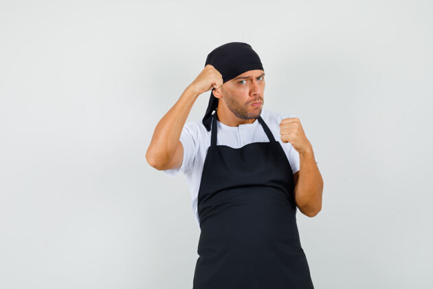职业面包师穿着t恤 围裙站成拳击姿势 看上去很强壮新鲜面包帅气