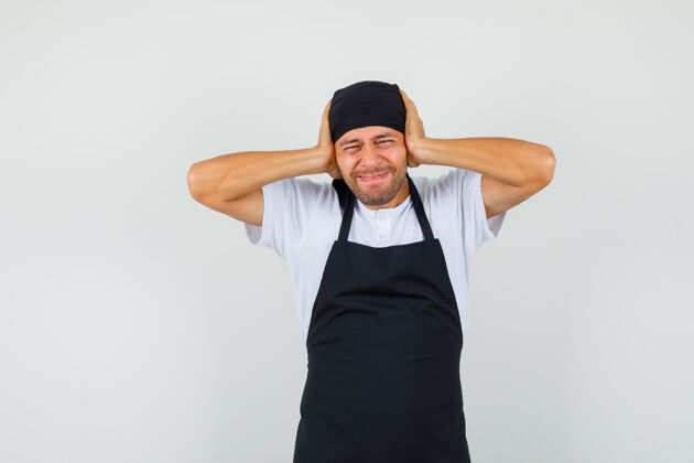 烹饪面包师穿t恤双手抱头烹饪烘焙美味