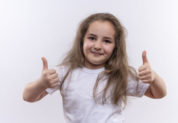 学校微笑的小女生穿着白色t恤 在孤立的白色背景上竖起大拇指穿着向上T恤