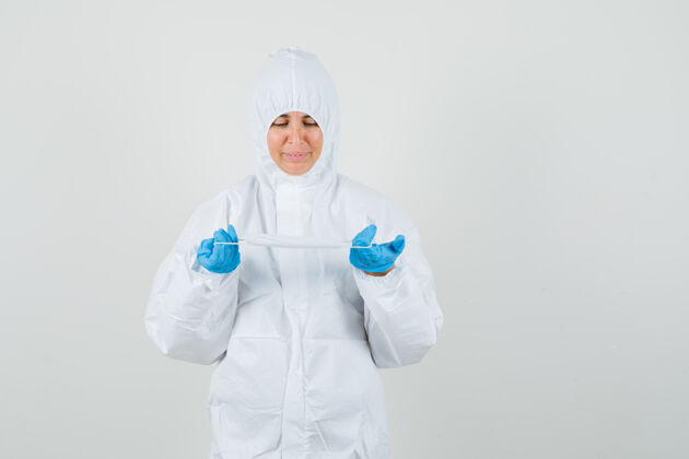 女人穿着防护服手持医用口罩的女医生肖像女人套装