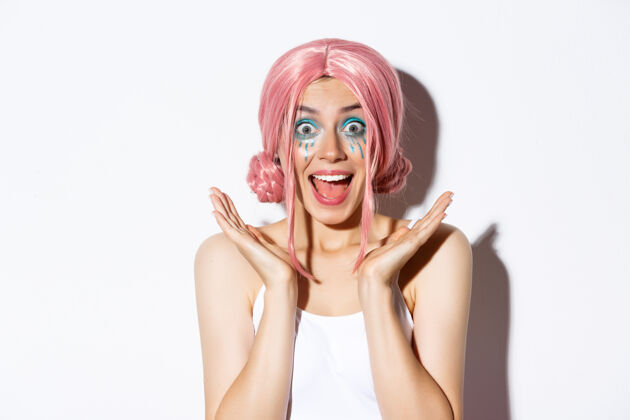 女人画一个戴粉红色短假发的女孩肖像魅力年轻
