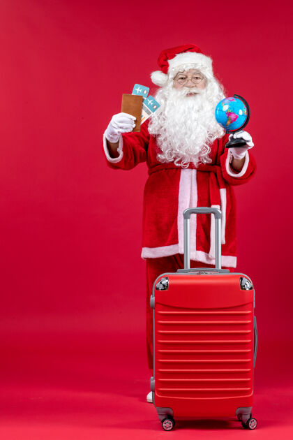 快乐前视图的圣诞老人与包举行门票和准备旅行的红墙圣诞老人节日人类