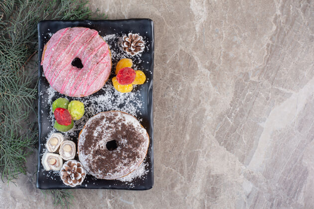好吃的拼盘上有罗缎 甜甜圈 松果和大理石做的肉酱可口的糖的风景