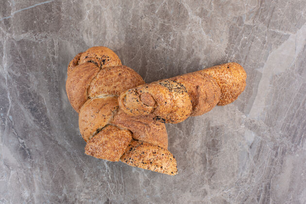 甜点在大理石上切成两片的斯特拉西亚面包面粉面团视图