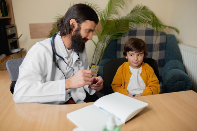 信任儿科医生在舒适的医疗室给一个孩子做检查保健 童年 医学 保护和预防的概念小男孩信任医生 感觉平静 积极的情绪外套医生护理