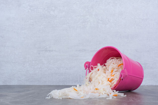 腌制的用粉红色的桶做的美味的自制泡菜卷心菜切碎的蔬菜