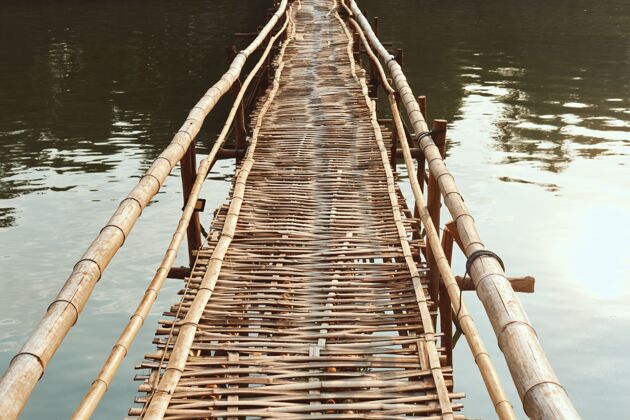 地点老挝白天阳光下的楠汗河竹墩木头南目的地