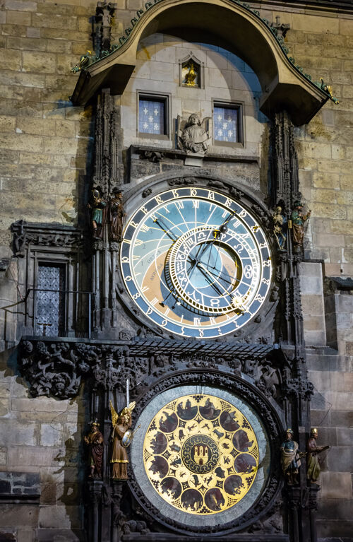 城市布拉格天文钟或布拉格奥尔洛伊（安装于1410年）照明地标普拉哈