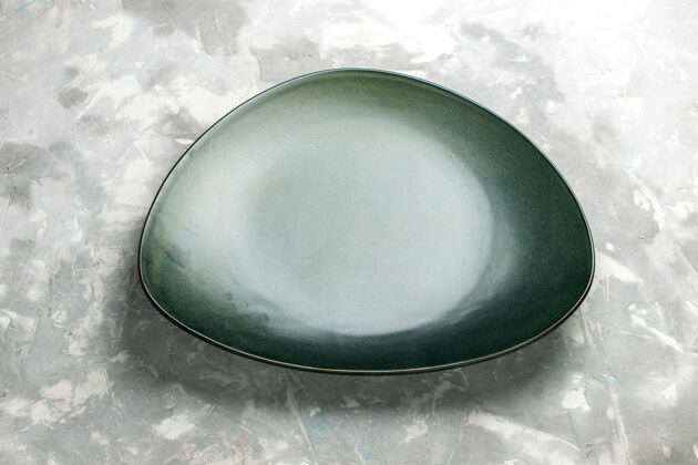 半顶的半俯视图浅灰色办公桌上的绿色空板碗盘子食物