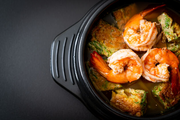 菜肴酸汤罗望子酱虾和蔬菜蛋卷-亚洲食物风格香料咖喱碗