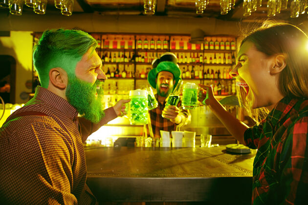 庆祝圣帕特里克节聚会快乐的朋友们正在庆祝和喝绿色啤酒情绪庆祝酒精