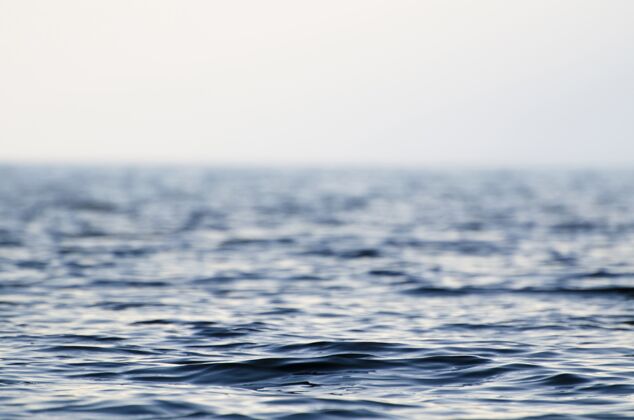 蓝色海洋表面的软焦点涟漪液体表面