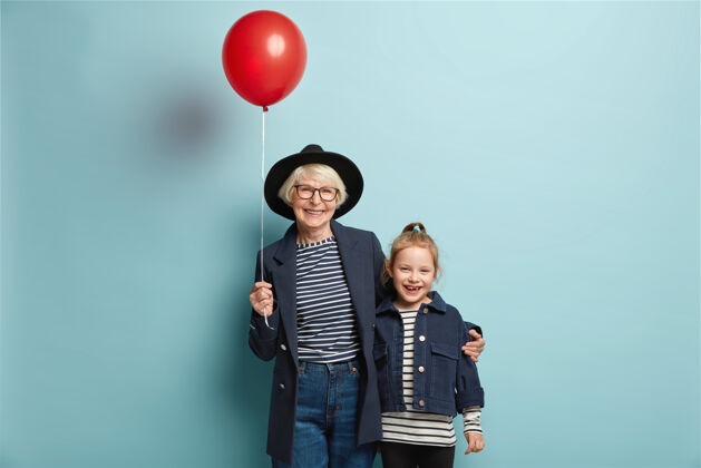 气球摄影棚拍摄的快乐孙女和奶奶一起拥抱 来吧时尚庆祝衰老