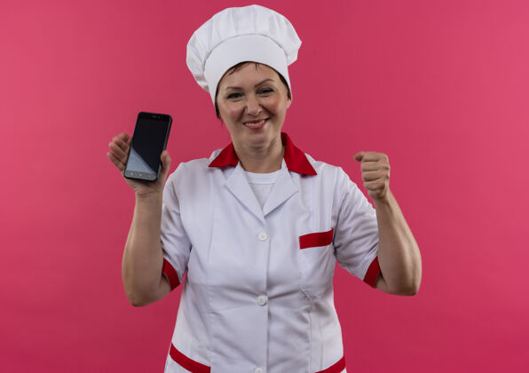 厨师微笑的中年女厨师身着厨师制服手持电话表示同意厨师中年拿着