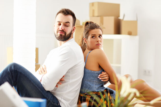 女孩快乐的成年夫妇搬出或搬进新家搬迁人男人