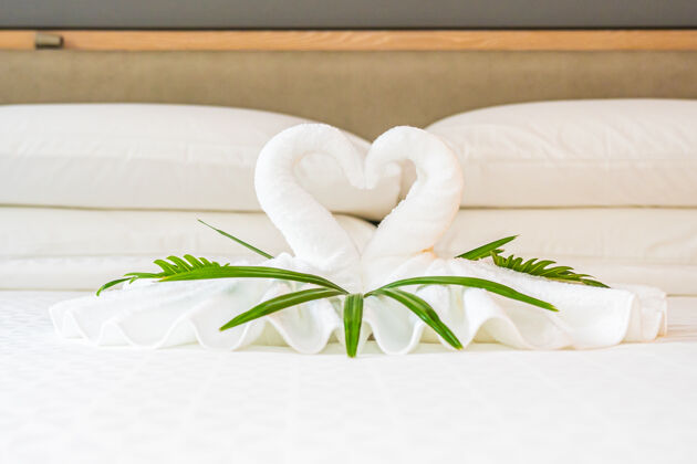 室内白毛巾天鹅床装饰卧室内部亚洲鸟技巧