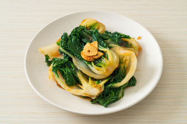 营养蚝油蒜仔白菜-亚洲风味绿色烹饪晚餐