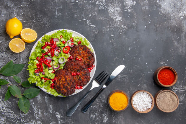 调味品顶视图美味的肉排与沙拉和调味品的灰色背景照片食物餐餐厅食物烹饪