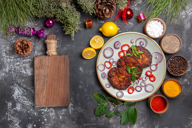蔬菜顶视图美味的肉排与洋葱圈上的灰色桌碟肉餐照片健康美味肉片菜肴