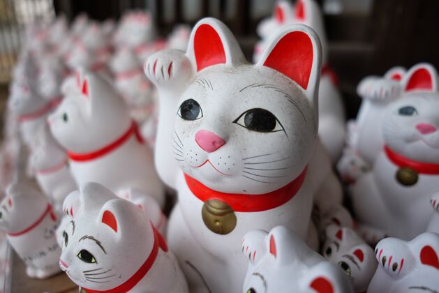 雕塑一只满是灰尘的日本幸运猫的软焦点镜头雕像传统传统