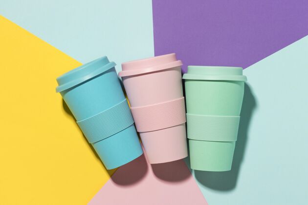 回收桌面上的彩色可重复使用的杯子可重复使用的杯子饮料可重复使用