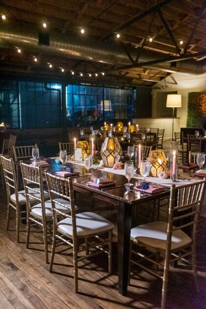 餐具一张桌子的垂直镜头 在晚上的餐厅里有优雅的背景灯光餐饮装饰