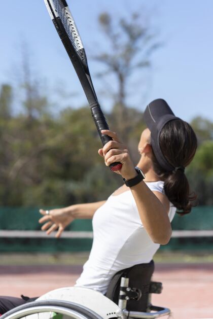 残疾打网球的中枪残疾女子概念残疾人生活方式