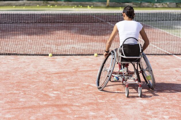 坐着打网球的残疾女子水平残疾人身体