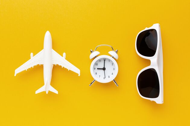 布局俯瞰飞机 时钟和太阳镜水平黄色旅游