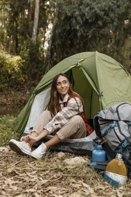 体验快乐的野营女孩在森林系鞋带远眺自然旅行旅行者