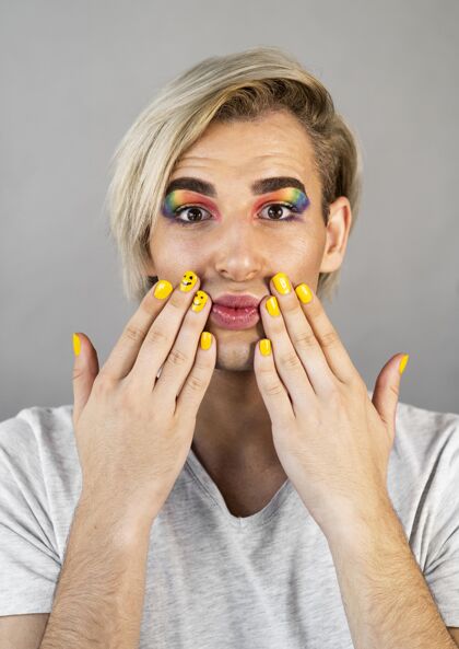 同性恋男人化妆化妆品和指甲油男人迷人脸