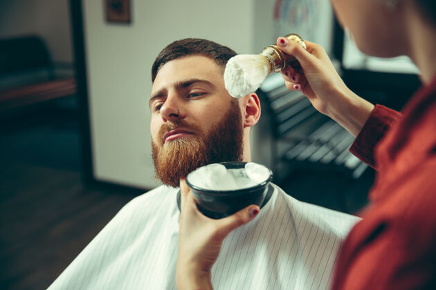理发师客户在理发店剃须椅子男人女人