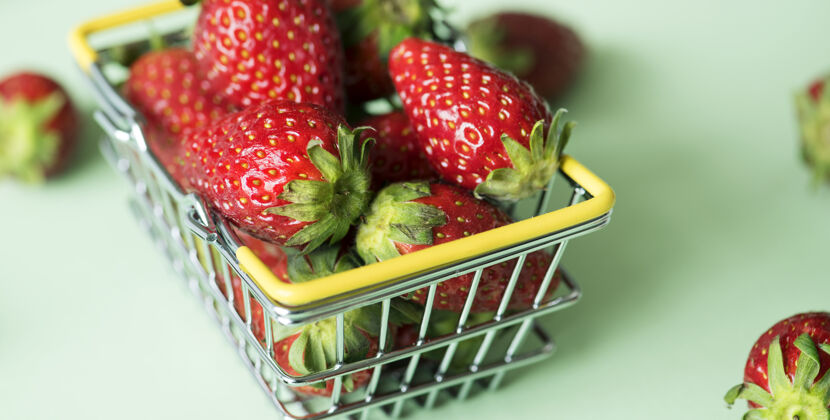 配料草莓在购物篮里甜点健康浆果
