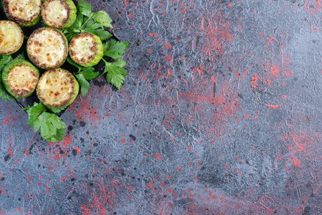蔬菜在黑桌子上的欧芹装饰盘上炸西葫芦片配料视图油炸