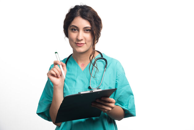 人女医生手拿黑色剪贴板在白色背景上高质量的照片女性剪贴板护士