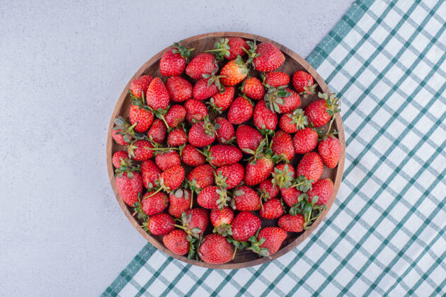 草莓在大理石背景上放满草莓的托盘美味健康营养